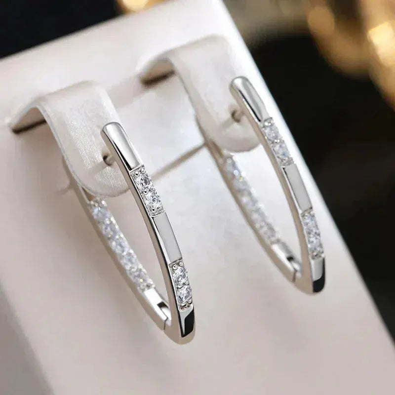 Pendientes refinados con piedras de zirconia