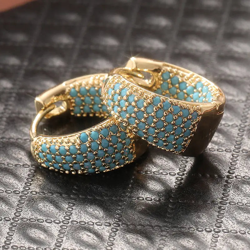 Elegantes aros de oro con perlas turquesas