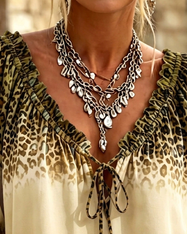 Blusa de escote en V con estampado de leopardo y encaje