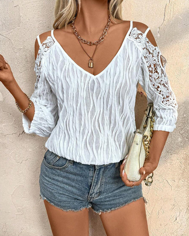 Blusa de encaje con hombro descubierto, fruncida y texturizada.