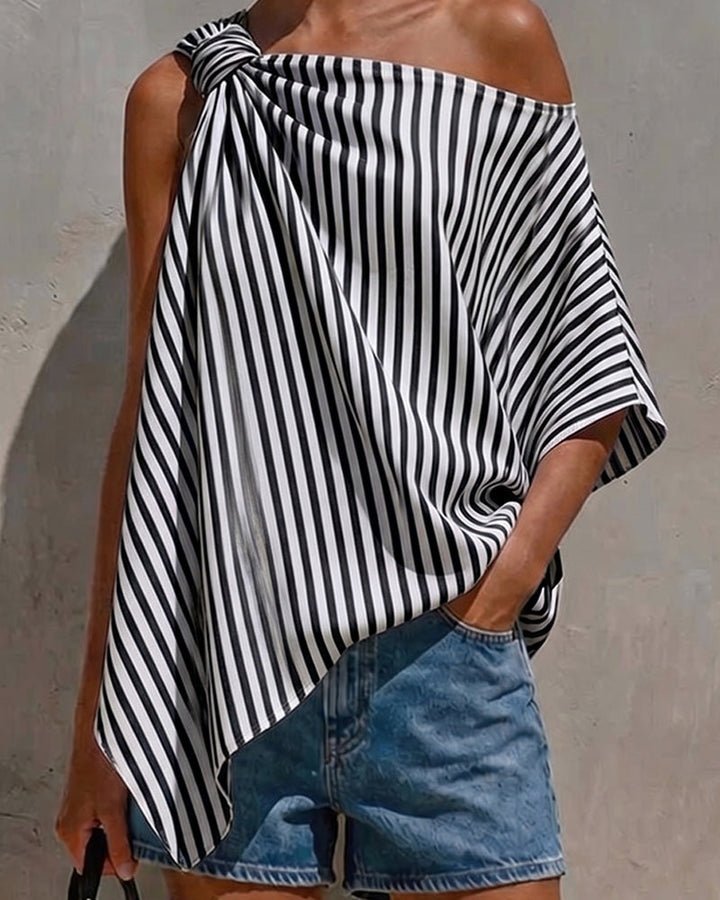 Blusa de rayas holgada con diseño asimétrico.