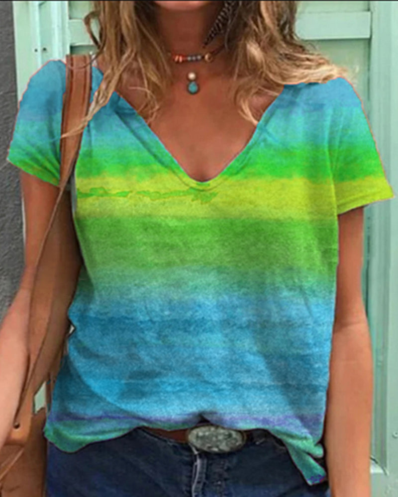 Camiseta casual con escote en V y estampado arcoíris