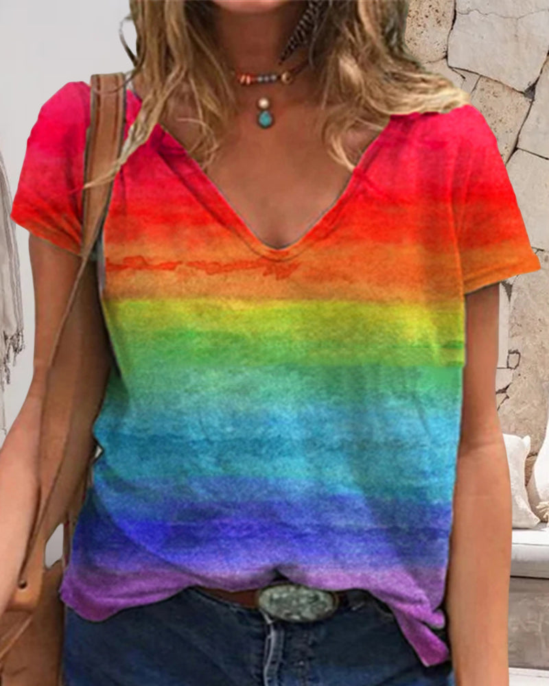 Camiseta casual con escote en V y estampado arcoíris