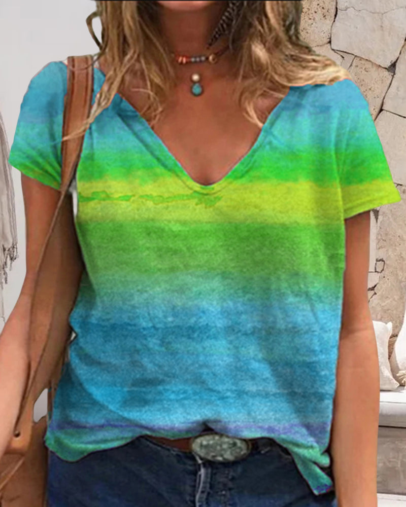 Camiseta casual con escote en V y estampado arcoíris