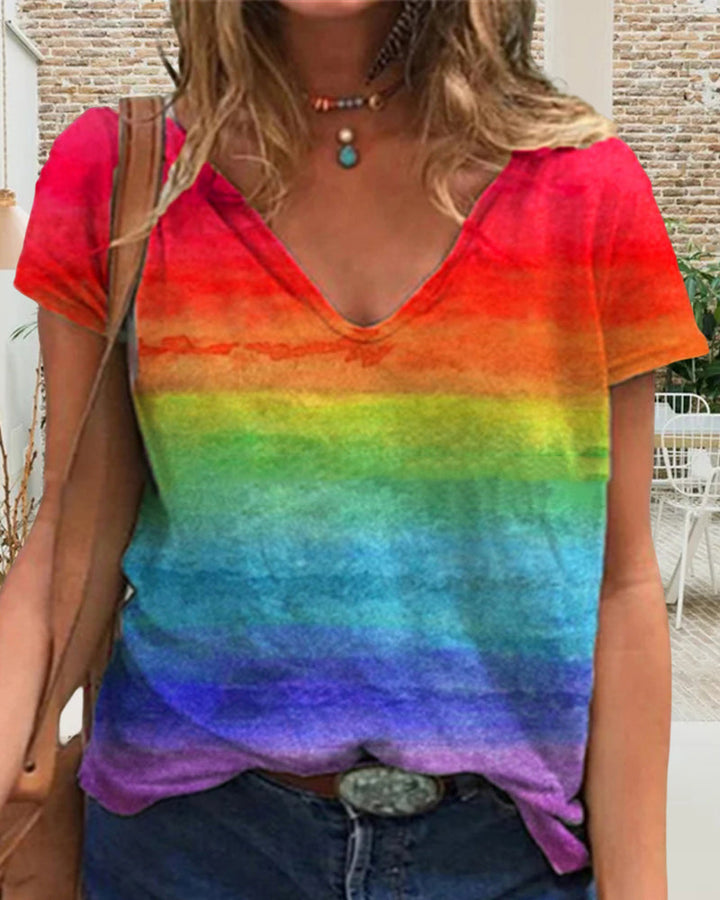 Camiseta casual con escote en V y estampado arcoíris