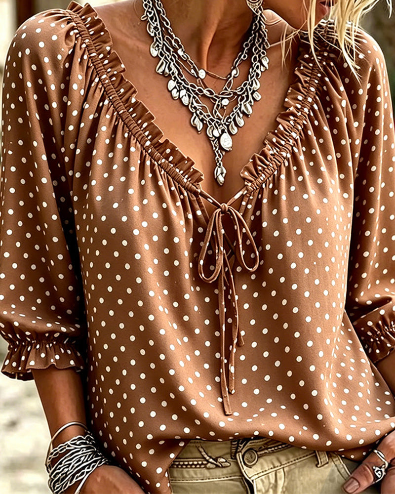 Blusa de escote en V con volante y lunares Attache