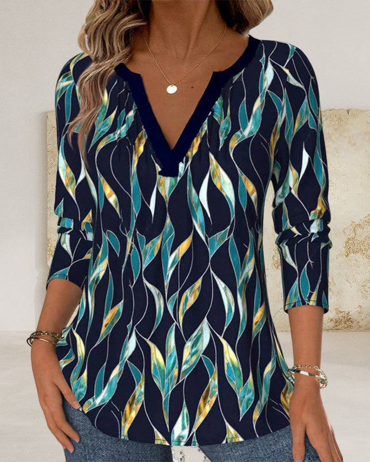 Camiseta casual con estampado de hojas y cuello en V