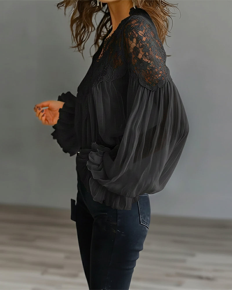 Blusa de encaje patchwork con escote en V