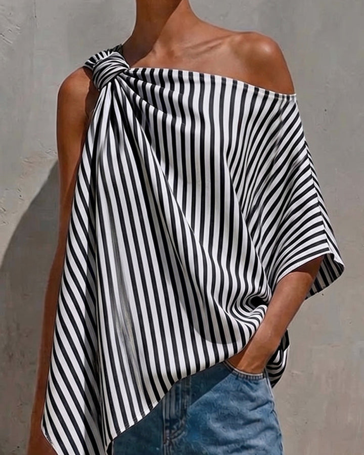 Blusa de rayas holgada con diseño asimétrico.
