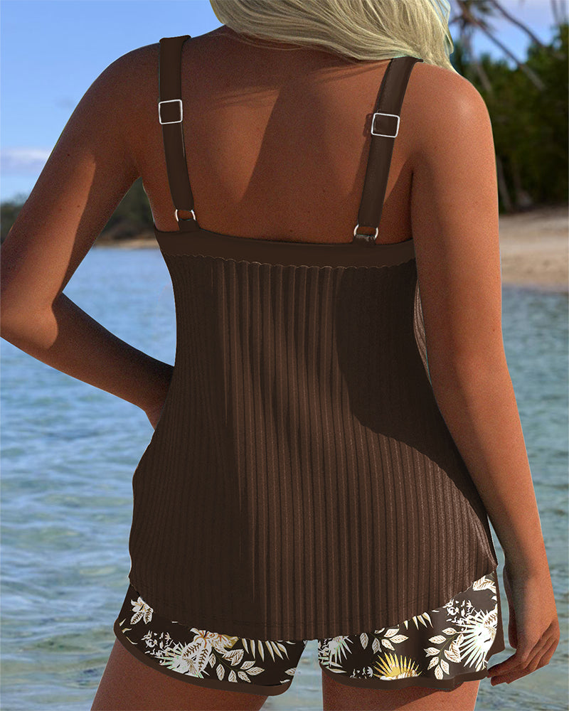 Tankini rayado de dos piezas y short de playa