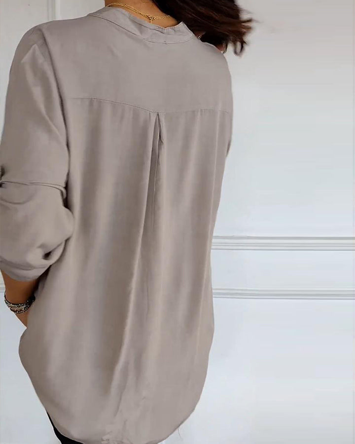 Top casual con paneles y botones con lentejuelas