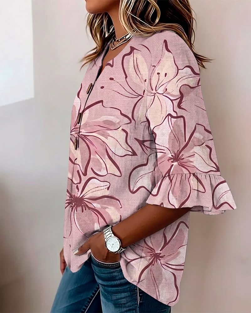 Blusa con escote en V, estampado floral y volante, manga 3/4