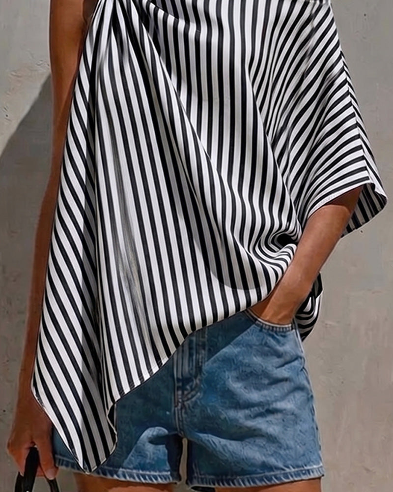 Blusa de rayas holgada con diseño asimétrico.
