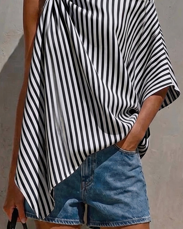 Blusa de rayas holgada con diseño asimétrico.