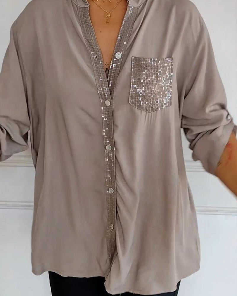 Top casual con paneles y botones con lentejuelas