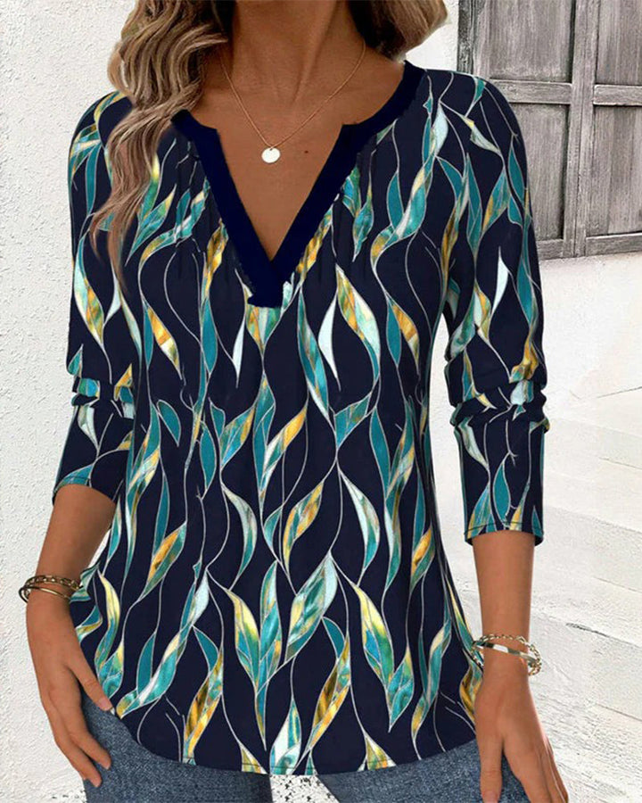 Camiseta casual con estampado de hojas y cuello en V