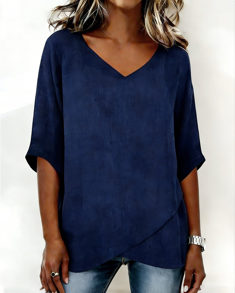 Top con dobladillo irregular, color liso, cuello en V