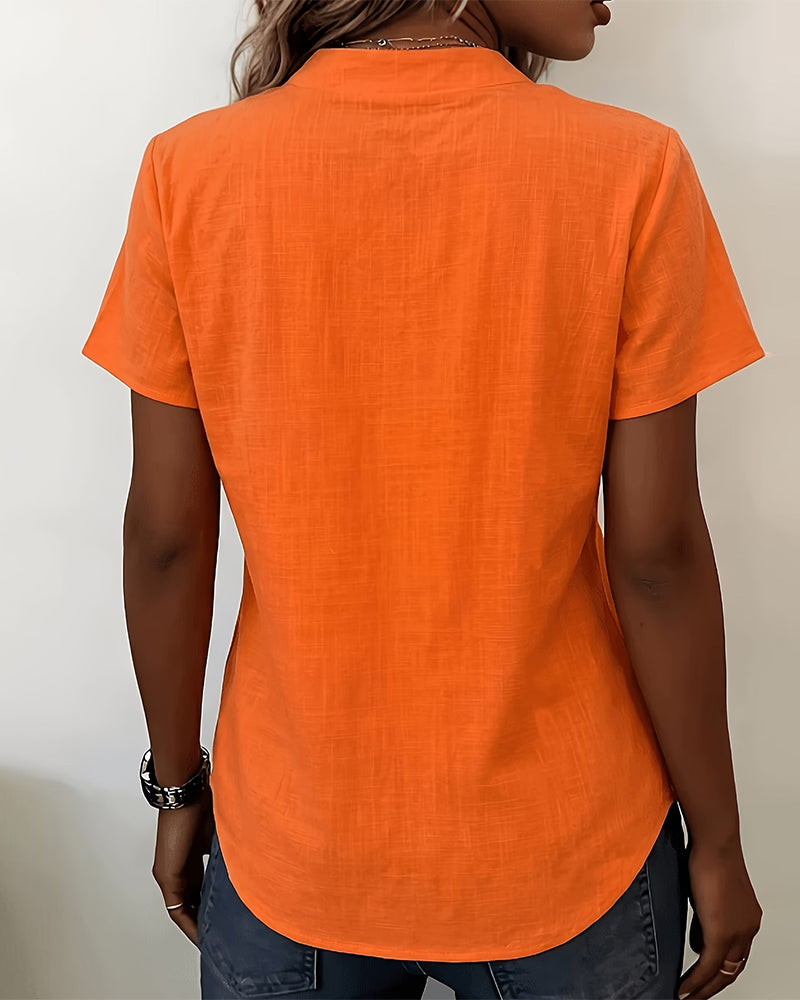 Blusa de cuello alto con botones y manga corta