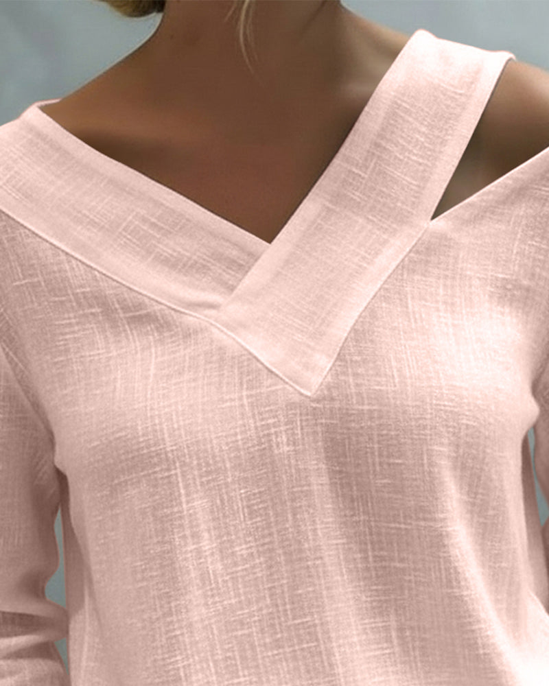 Top elegante con escote en V y tirante caído