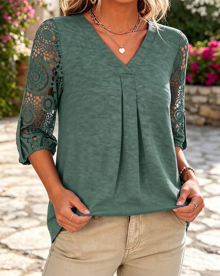 Blusa de encaje con patchwork y escote en V