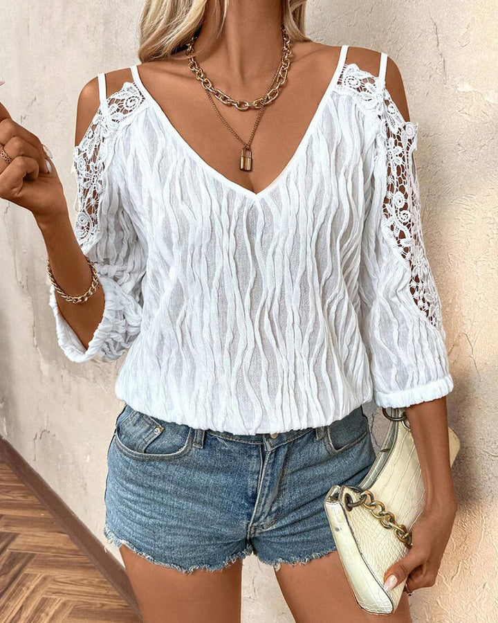 Blusa de encaje con hombro descubierto, fruncida y texturizada.