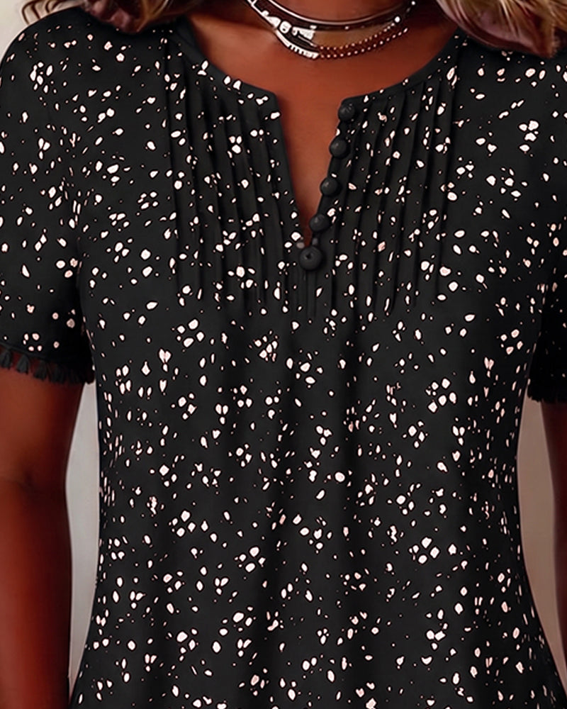 Blusa blanca de punto con flecos y mangas cortas