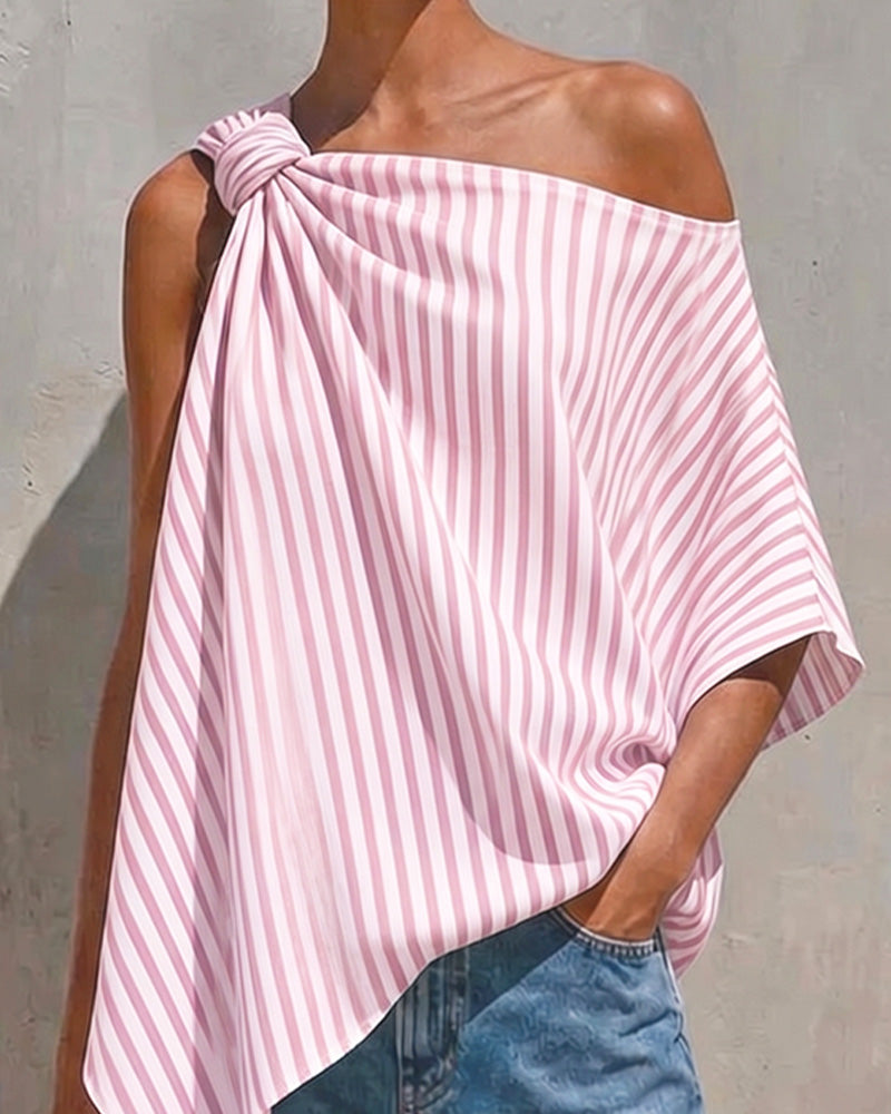 Blusa de rayas holgada con diseño asimétrico.