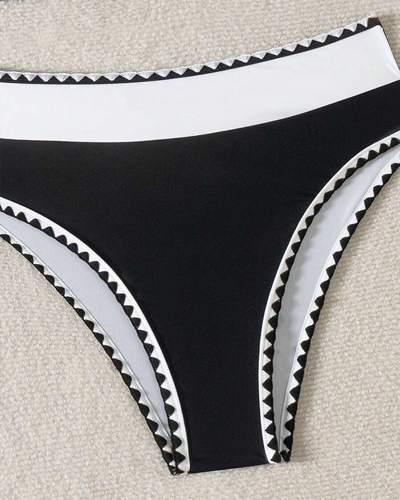 Bikini sexy de color contrastante con top de triángulo