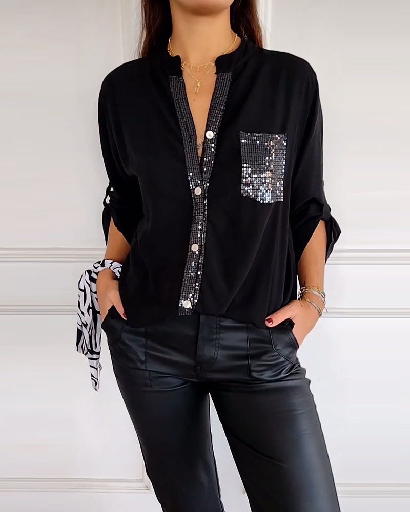 Top casual con paneles y botones con lentejuelas