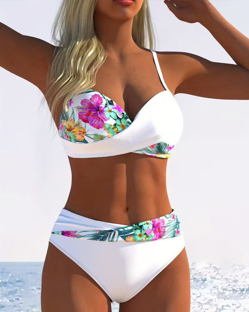 Bralette estilo bikini con estampado contrastante