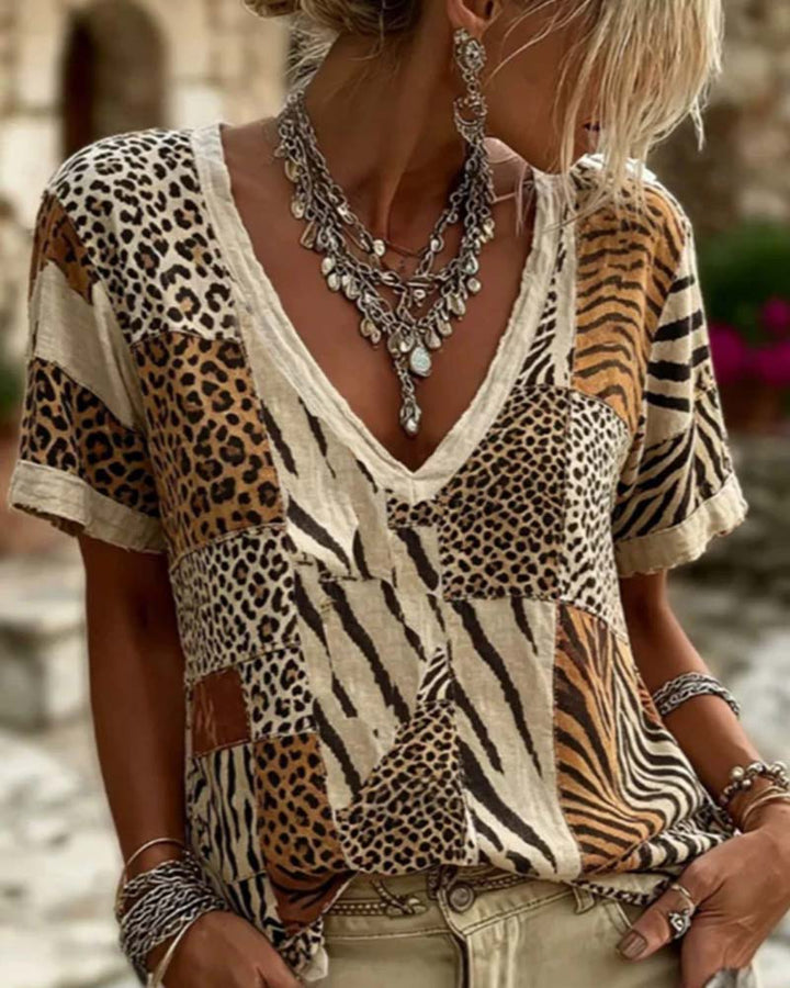 Camiseta estampada con diseño patchwork animal, cuello en V, mangas cortas