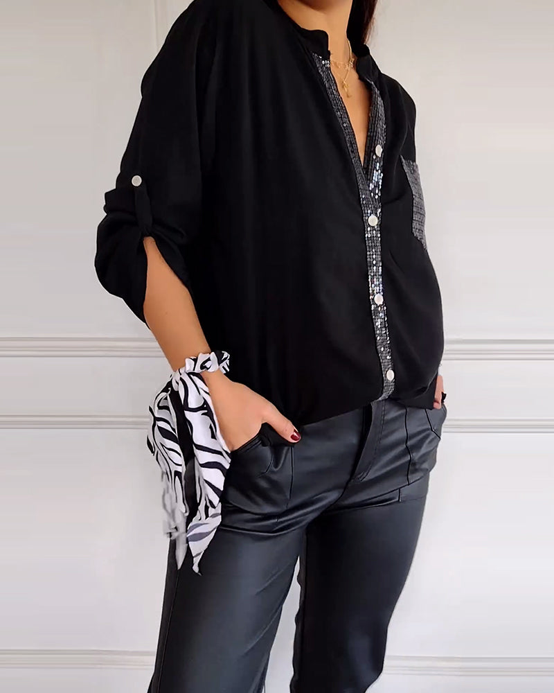Top casual con paneles y botones con lentejuelas