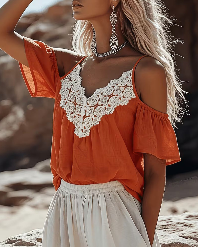 Blusa de encaje con patchwork y hombro al descubierto