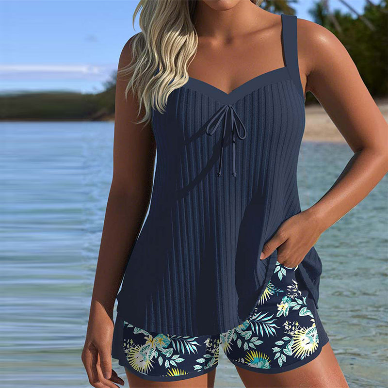 Tankini rayado de dos piezas y short de playa