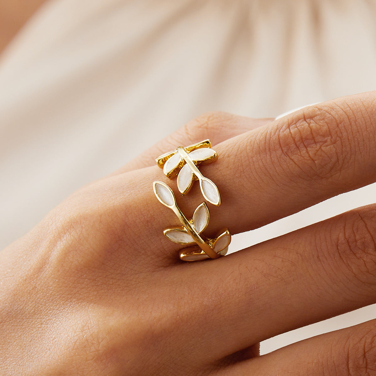 Issabeau™ Anillo ajustable con follaje