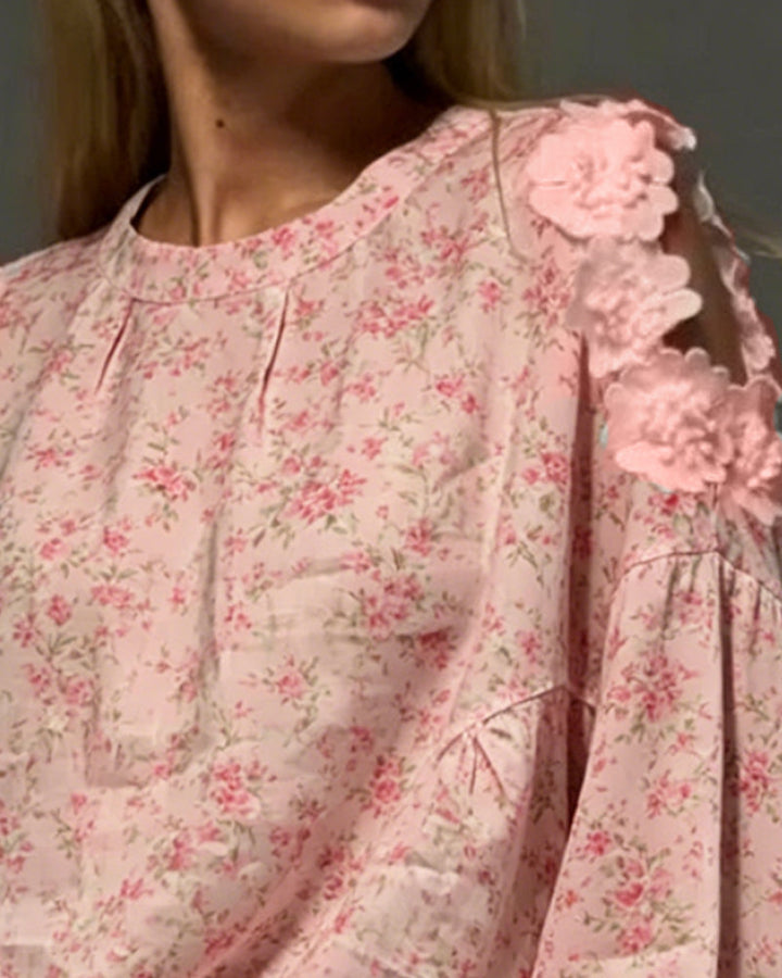 Blusa de cuello redondo, hombros descubiertos, estampado floral, holgada