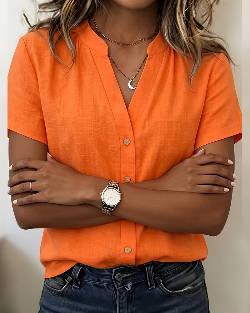 Blusa de cuello alto con botones y manga corta