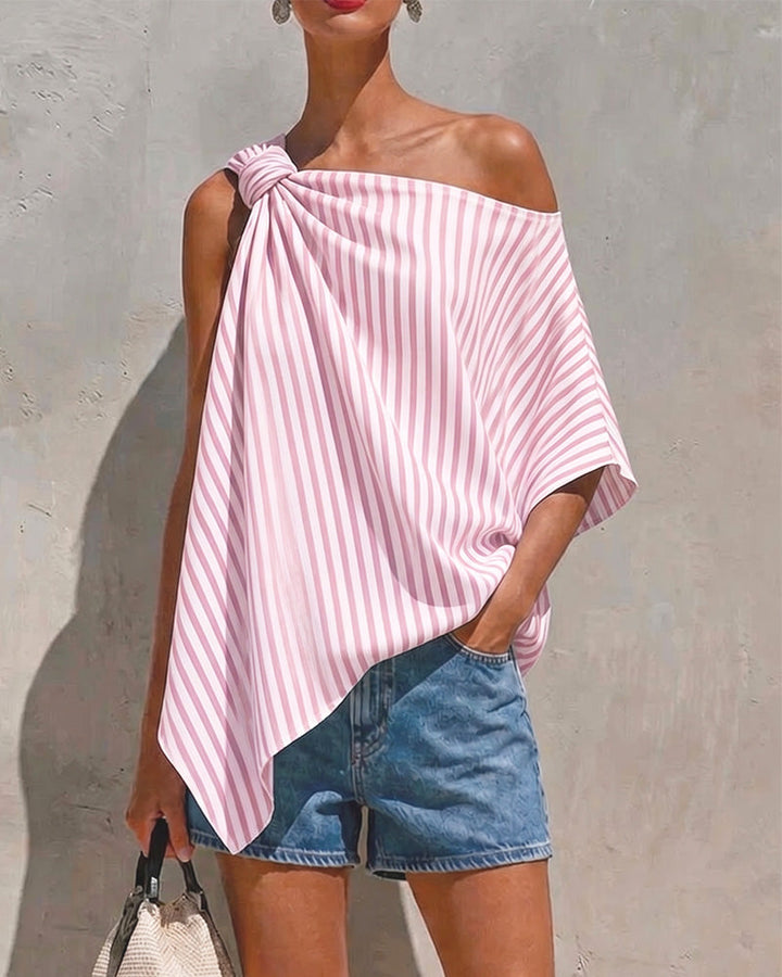 Blusa de rayas holgada con diseño asimétrico.