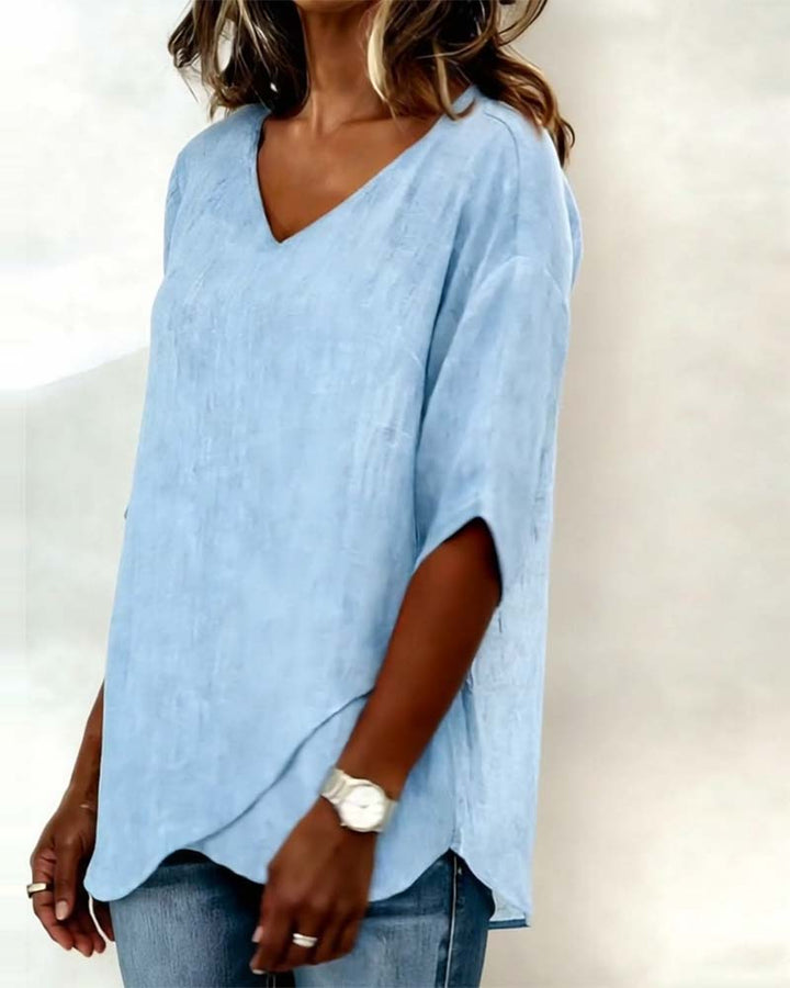 Top con dobladillo irregular, color liso, cuello en V