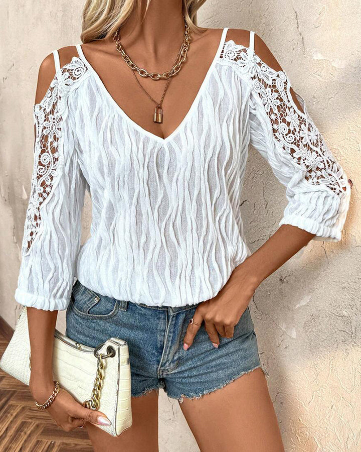 Blusa de encaje con hombro descubierto, fruncida y texturizada.
