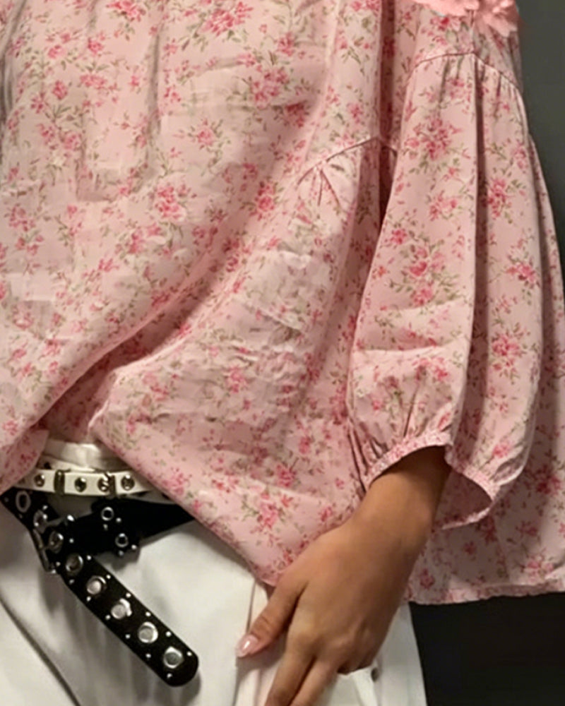 Blusa de cuello redondo, hombros descubiertos, estampado floral, holgada