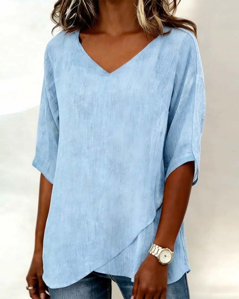 Top con dobladillo irregular, color liso, cuello en V