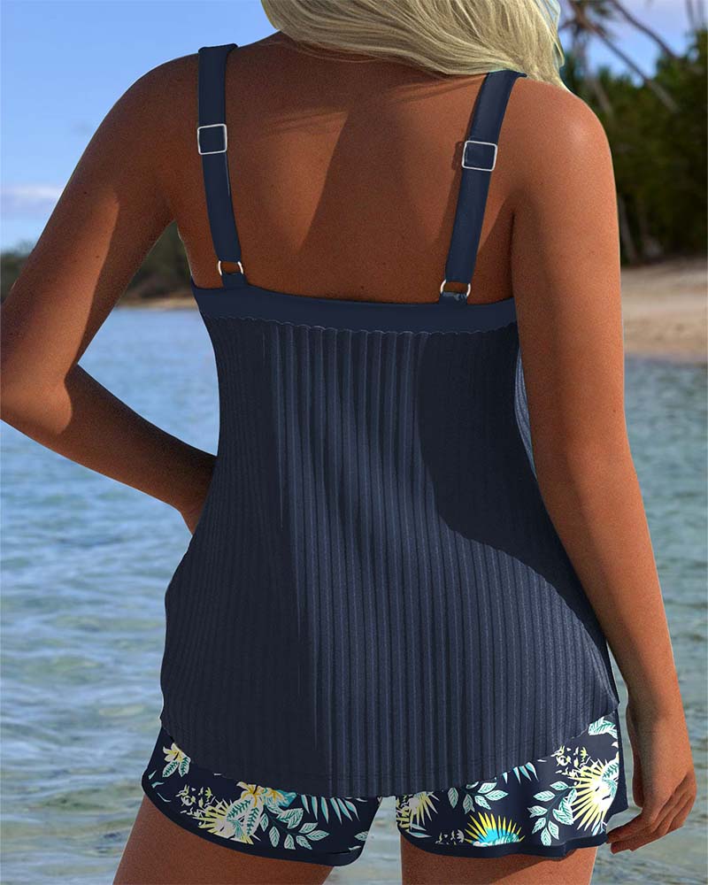 Tankini rayado de dos piezas y short de playa