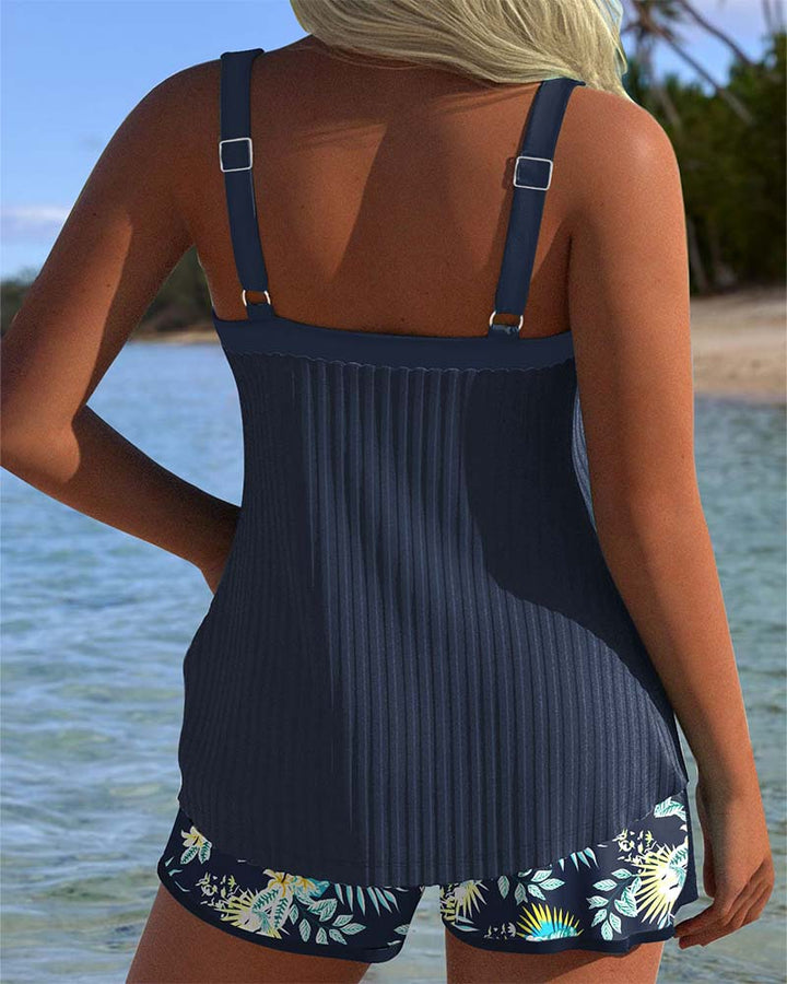 Tankini rayado de dos piezas y short de playa