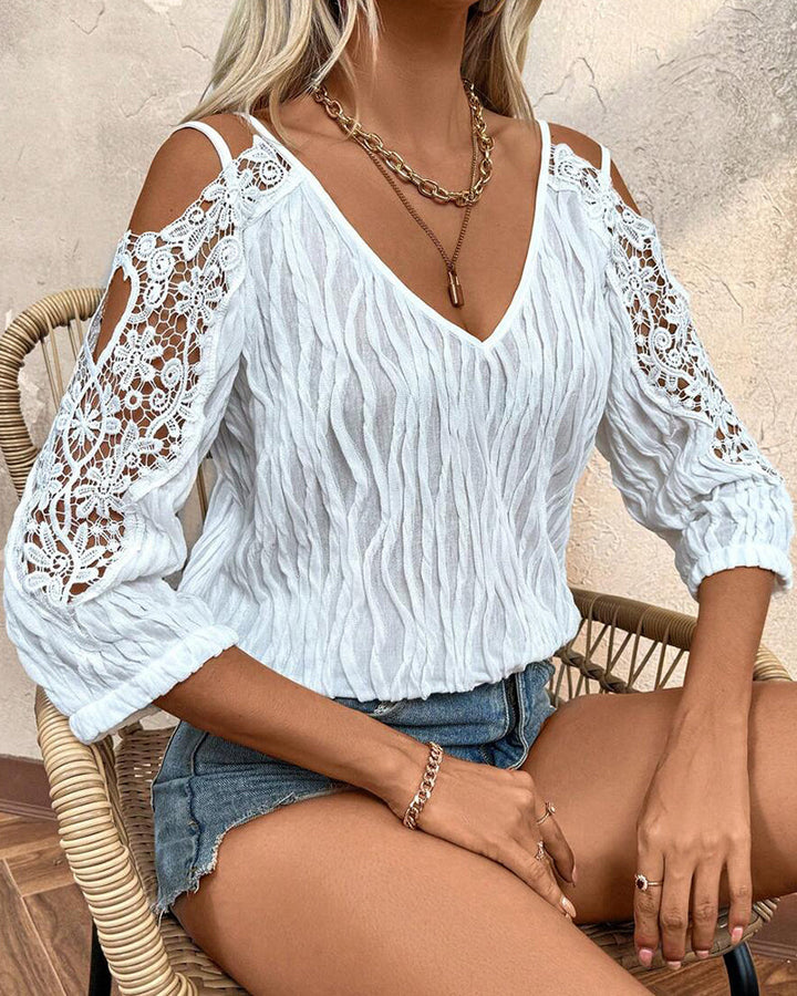 Blusa de encaje con hombro descubierto, fruncida y texturizada.