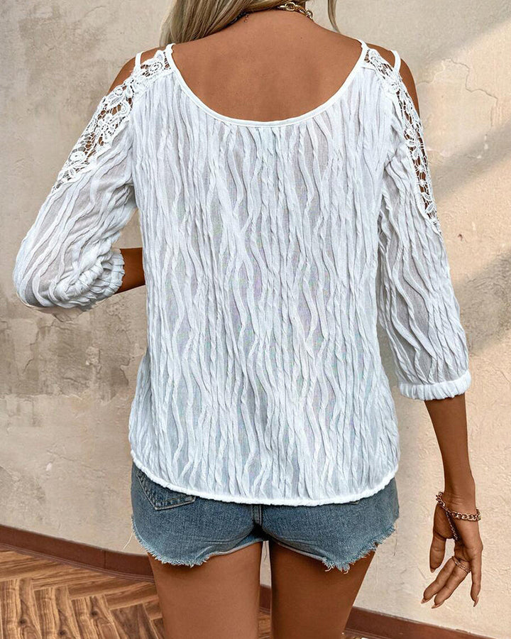 Blusa de encaje con hombro descubierto, fruncida y texturizada.