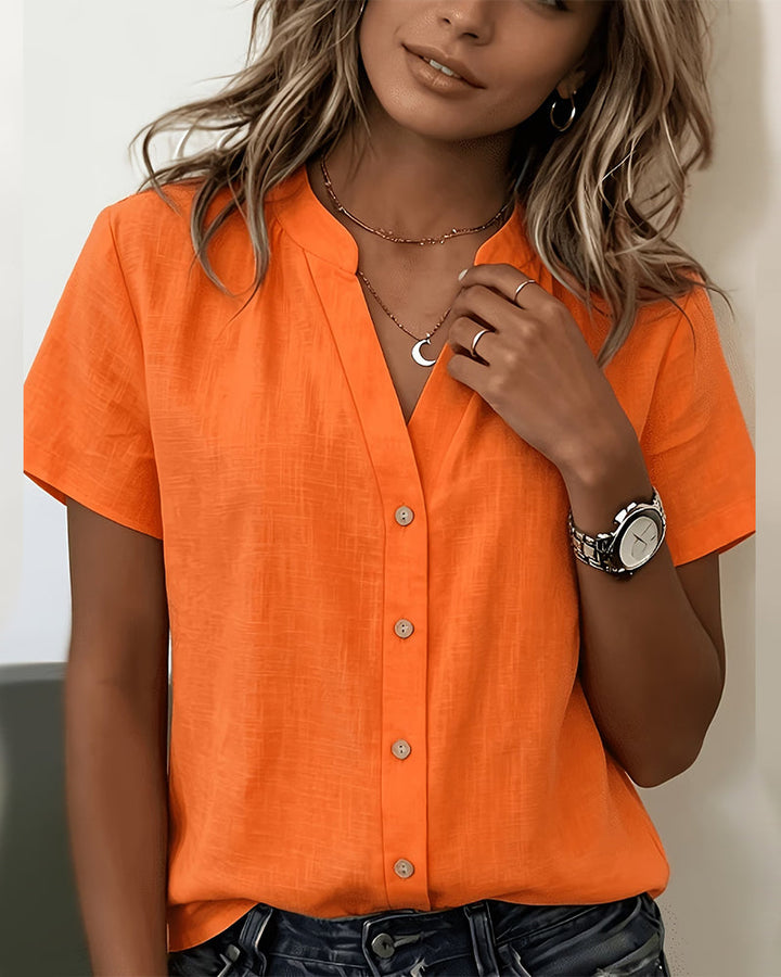 Blusa de cuello alto con botones y manga corta