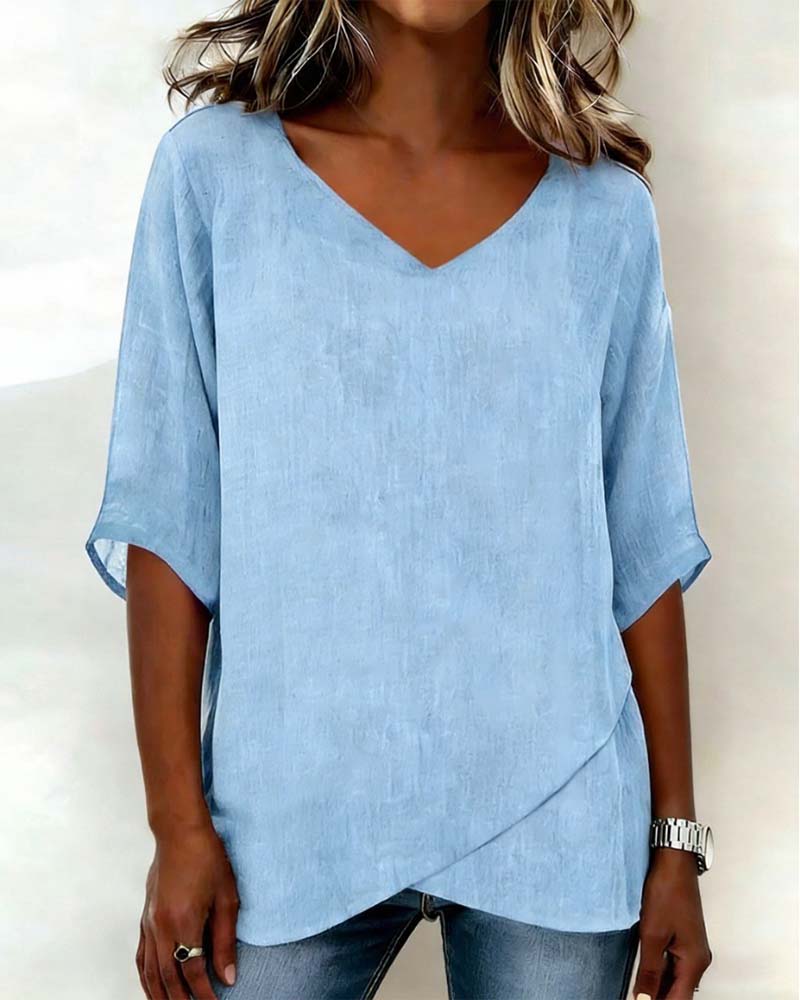 Top con dobladillo irregular, color liso, cuello en V