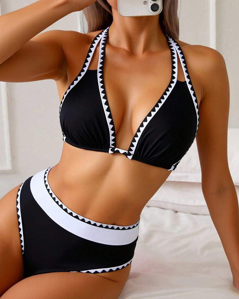 Bikini sexy de color contrastante con top de triángulo