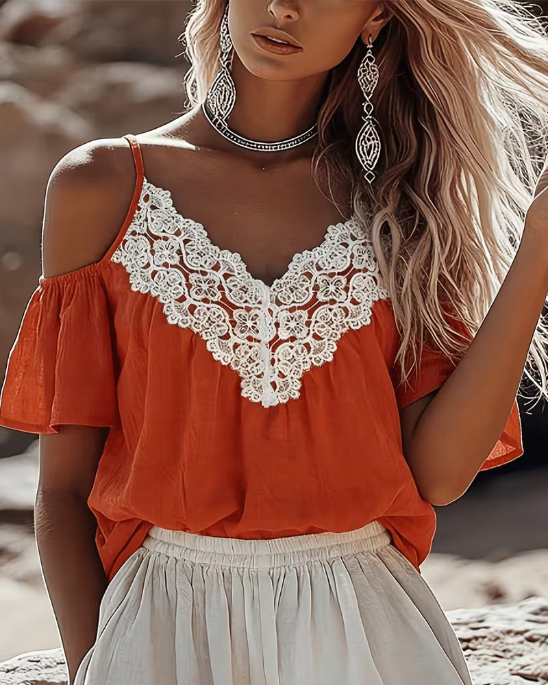 Blusa de encaje con patchwork y hombro al descubierto